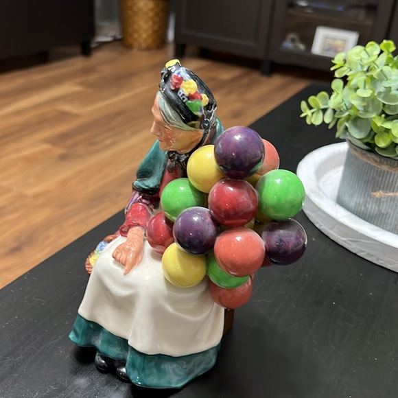 ANTIQUE Royal Doulton England Figurine “The Old Balloon Seller” HN 1315 - Picture 2 of 4